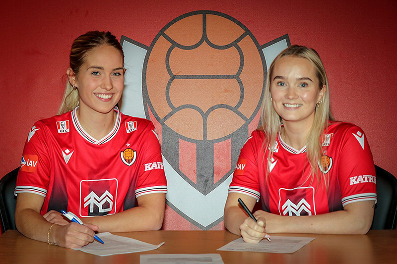 Selma Dögg Björgvinsdóttir og Erna Guðrún Steinsen Magnúsdóttir við undirskrift