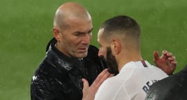 Zidane með glósubókina uppi þegar Frakkar mæta Íslandi