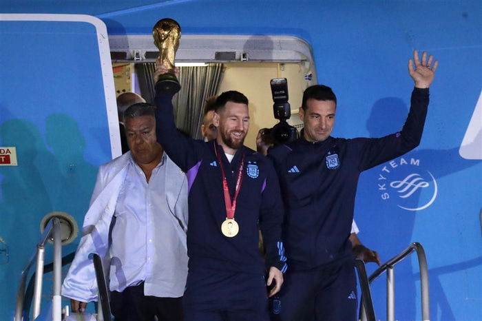 Messi með HM styttuna.