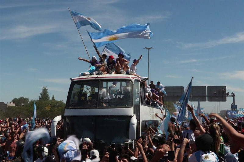 Hoppuðu fram af brú til að komast í rútu argentínska liðsins - Einn slasaðist