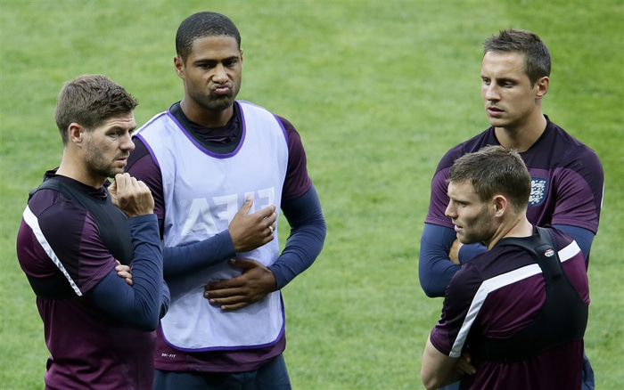 James Milner og Phil Jagielka á æfingu enska landsliðsins í Brasilíu. Með þeim á myndinni eru þeir Glen Johnson og Steven Gerrard.