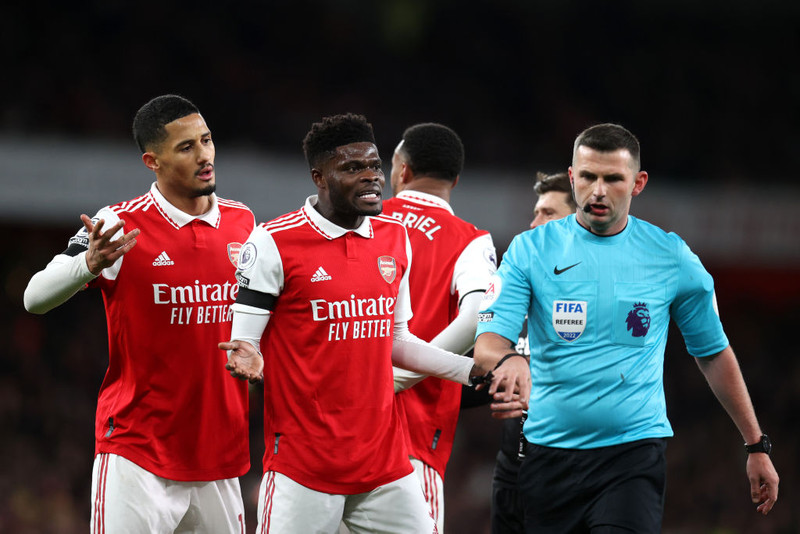William Saliba reynir að ræða við Michael Oliver, dómara leiksins.