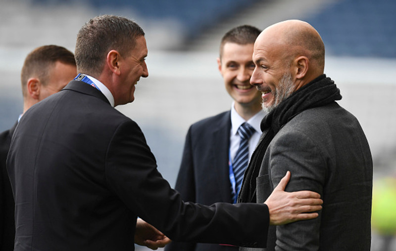 Howard Webb, hér til hægri, er yfirmaður dómaramála á Englandi.