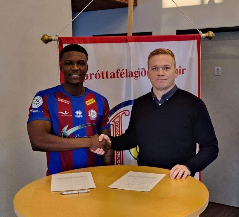 Omar Sowe og þjálfari Leiknis, Vigfús Arnar Jósepsson.