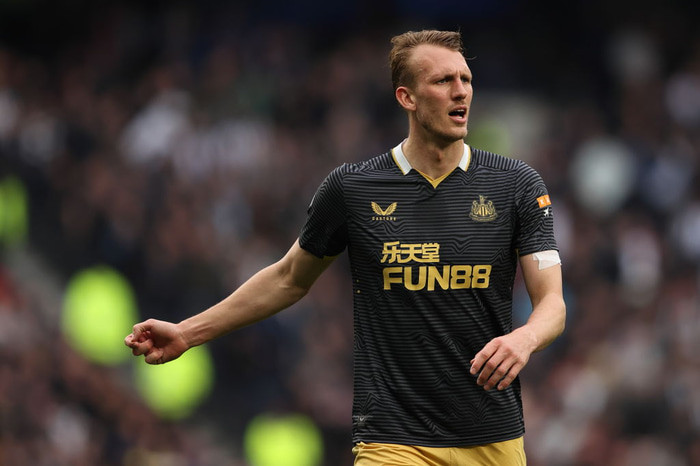 Dan Burn getur bæði leikið sem miðvörður og bakvörður.