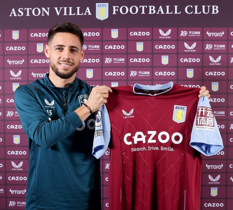 Alex Moreno með treyju Aston Villa.