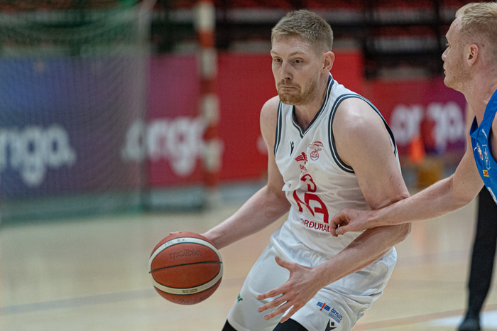 Hjálmar leikur með Íslandsmeisturum Vals í körfubolta.
