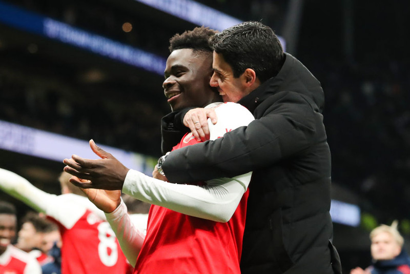 Bukayo Saka og Arteta.