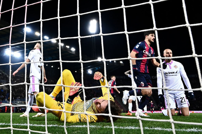 Vlad Chiriches situr hér á hnjánum og horfir á eftir boltanum fara í markið