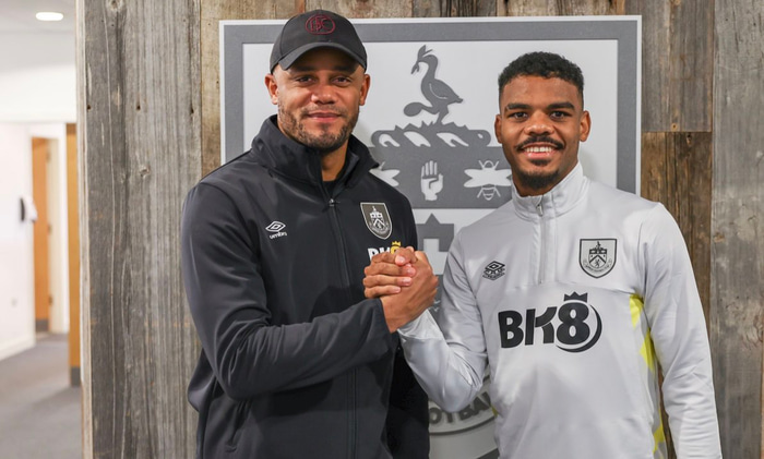 Vincent Kompany ásamt Lyle Foster