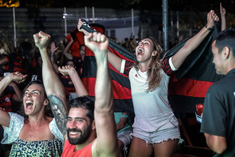 Frábær stemning í Brasilíu: Einungis konur og börn á vellinum