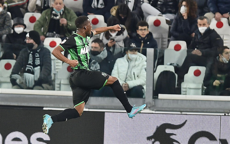 Traore fagnar marki með Sassuolo.