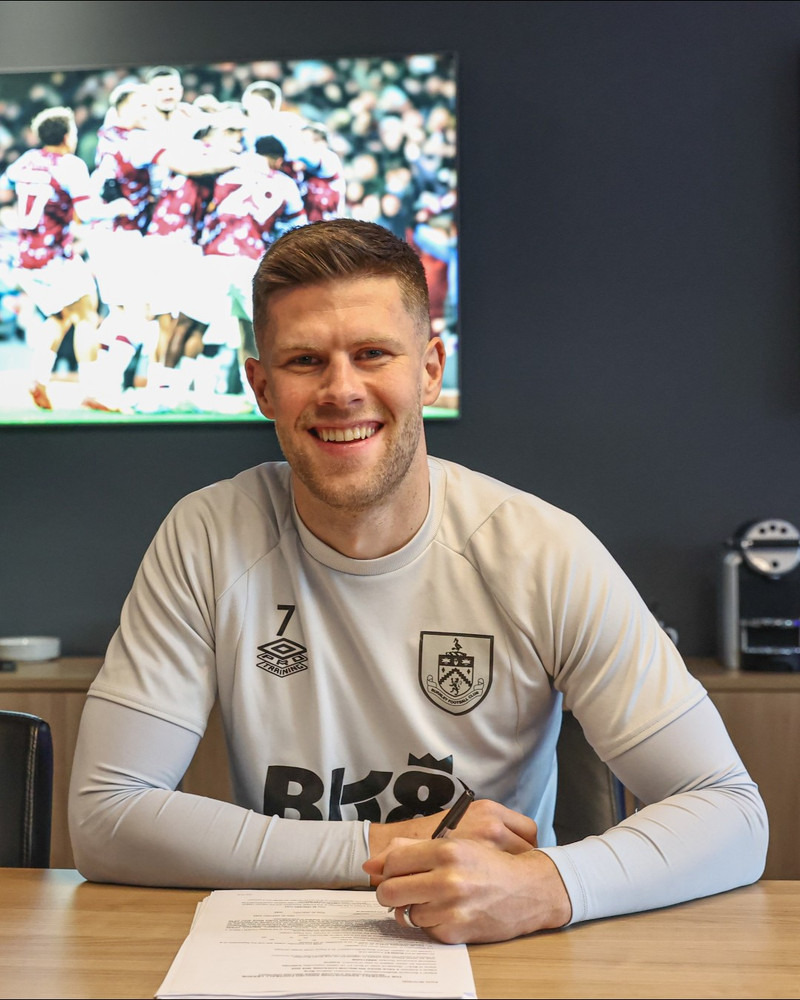 Jói Berg framlengir við Burnley