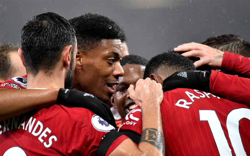 Anthony Martial skoraði fyrsta deildarmark sitt á tímabilinu í 3-0 sigrinum á Everton