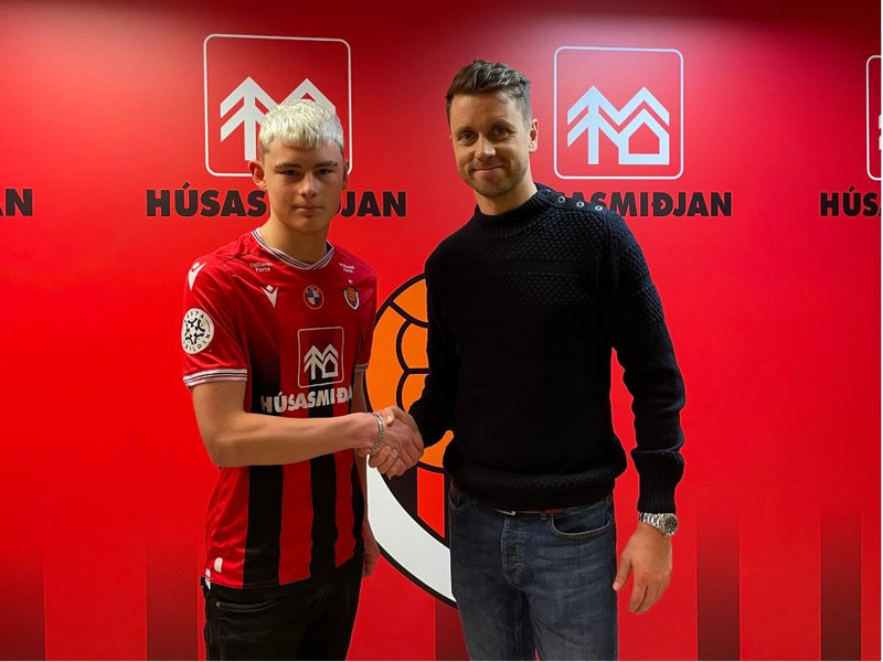 Viktor Steinn og Kári Árnason, yfirmaður fótboltamála hjá Víkingi