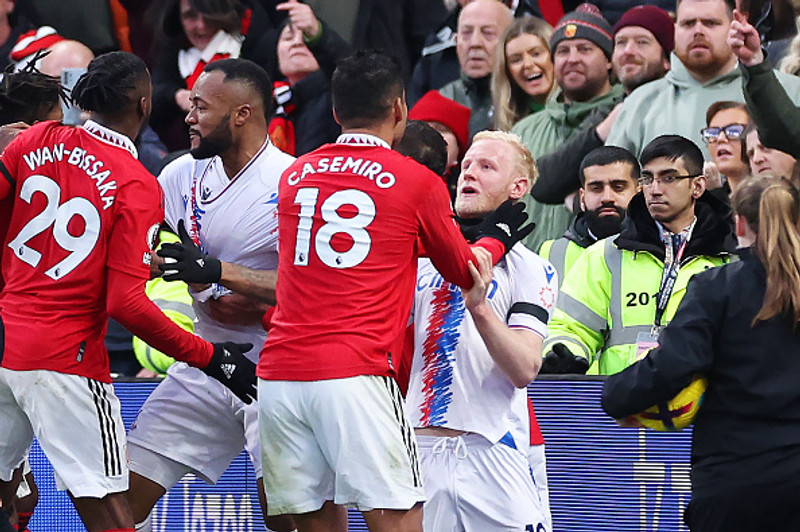 Casemiro fékk rautt spjald fyrir að taka um hálsinn á Will Hughes.