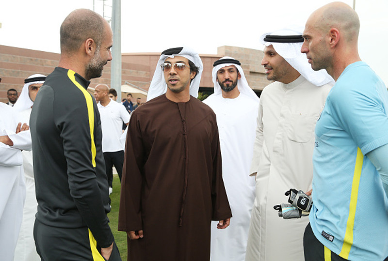 Pep Guardiola spjallar við Sheikh Mansour, eiganda Manchester City.