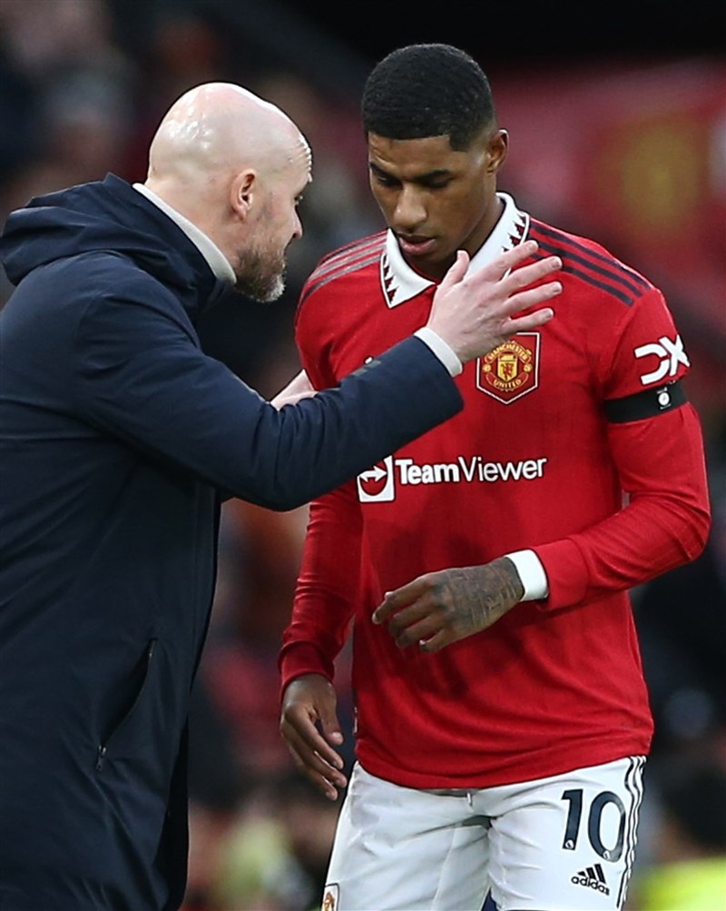 Erik ten Hag ræðir við Marcus Rashford.