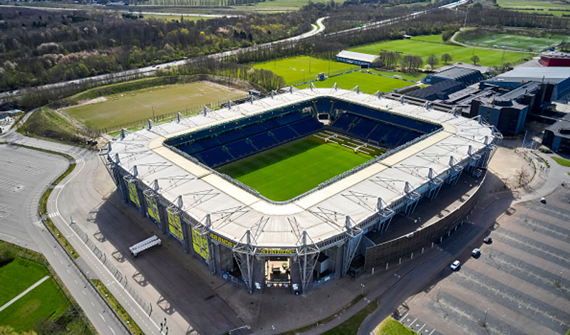 <b>Bröndby Stadion í Kaupmannahöfn (Danmörk)</b> - Leikvangur sem hefur verið nefndur áður þegar rætt er um vettvang fyrir heimaleiki Íslands. Stöðugar samgöngur til Köben og allt Íslendingaflóðið gera þennan leikvang að góðum kosti. Fólk spókar sig á Strikinu um daginn og öskrar 'Áfram Ísland' um kvöldið.
