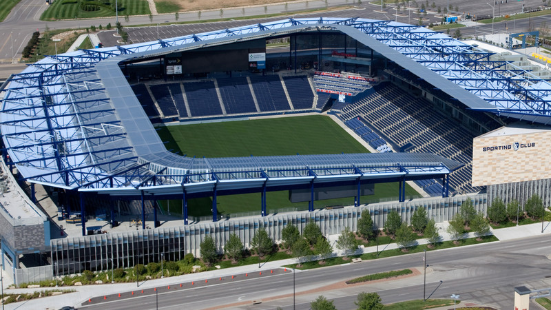 <b>Children's Mercy Park í Kansas (Bandaríkin)</b> - Patrick Mahomes, tengdasonur Mosfellsbæjar, og eiginkona hans Brittany (fyrrum leikmaður Aftureldingar) eiga hlut í fótboltafélaginu KC Current sem spilar á þessum 18 þúsund manna leikvangi. Leyfir UEFA okkur að færa leikina út fyrir Evrópu?
