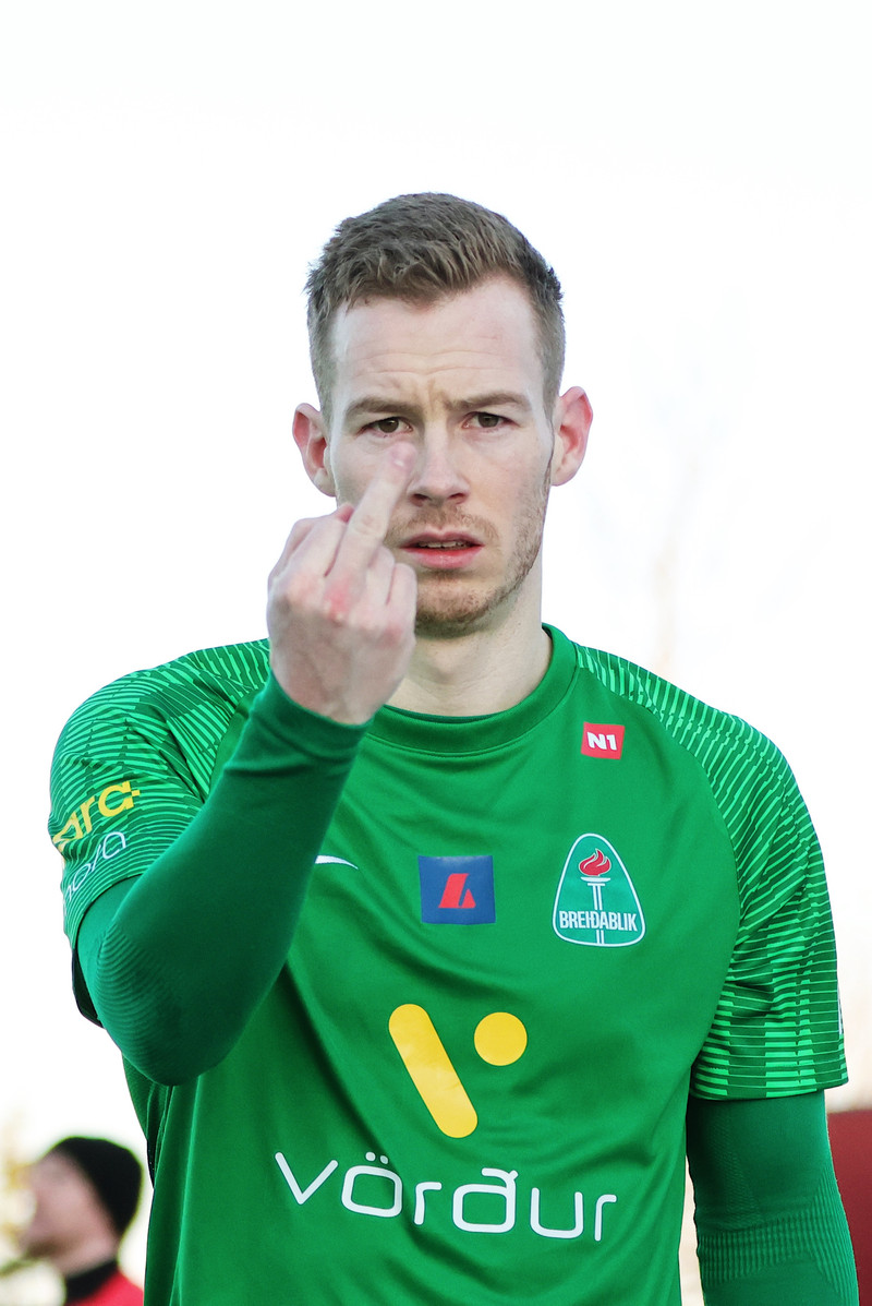 Gísli Eyjólfsson sendir ljósmyndara Fótbolta.net skilaboð í leiknum.