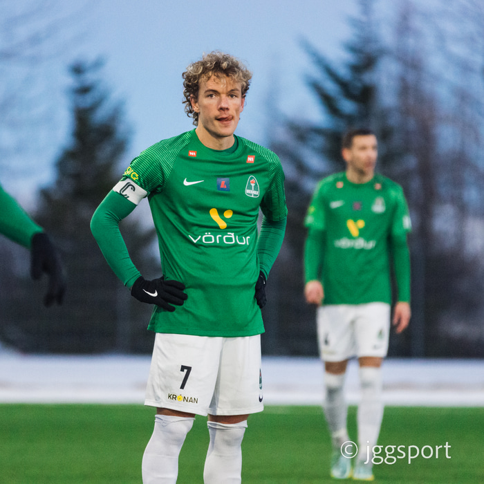Höskuldur skorar úr vítinu.