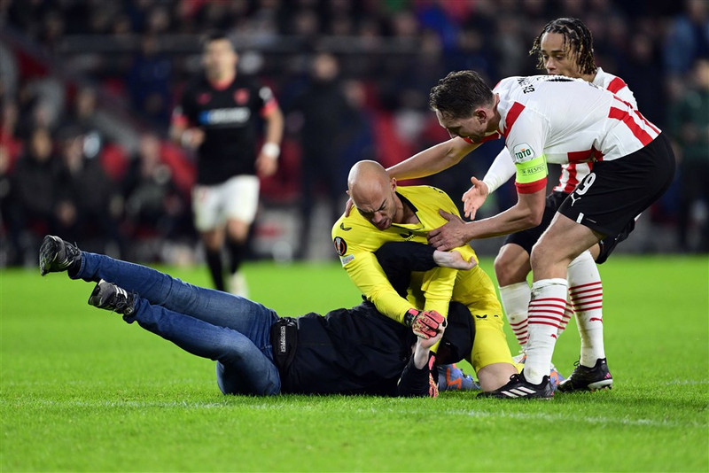 Í 40 ára bann fyrir að ráðast á markvörð Sevilla
