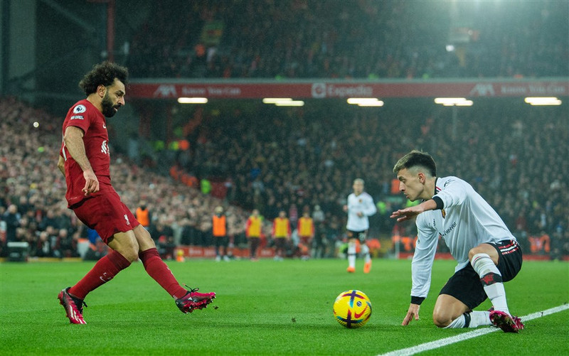 Lisandro Martínez reynir að verjast gegn Mohamed Salah
