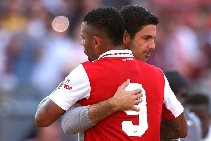 Mikel Arteta, stjóri Arsenal, faðmar hér Gabriel Jesus.