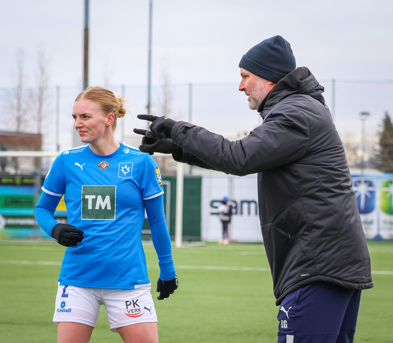 'Ég er mjög ánægð að ég fái tækifæri til að vera í þessu báðu, en það er ekkert sjálfsagt að Kristján (Guðmundsson) og Stjarnan samþykki þetta'