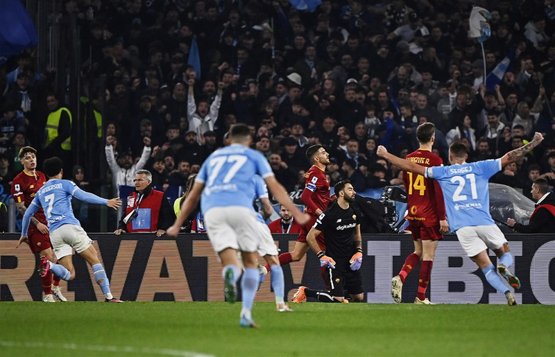 Lazio fagnar sigurmarkinu.