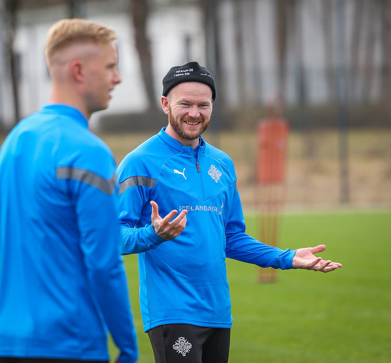 Aron Einar Gunnarsson verður í stúkunni. Hann tekur út leikbann.