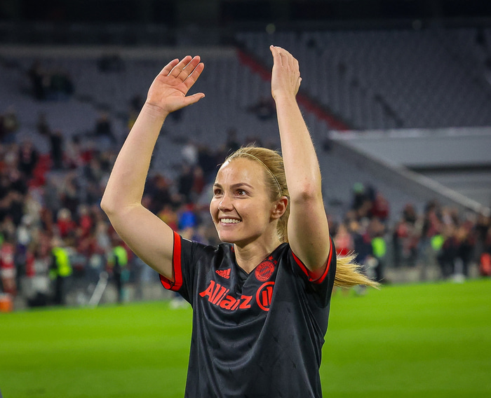 Glódís fagnar sigrinum í kvöld.