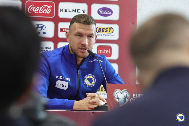 Dzeko á fréttamannafundinum í gær.