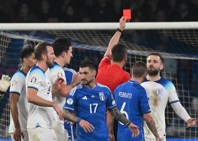 Shaw fékk tvö gul á innan við mínútu - Gott fyrir Man Utd?