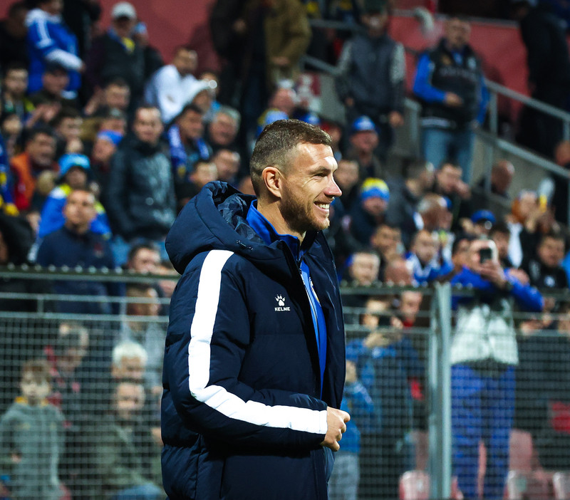 Edin Dzeko er fyrirliði Bosníu.