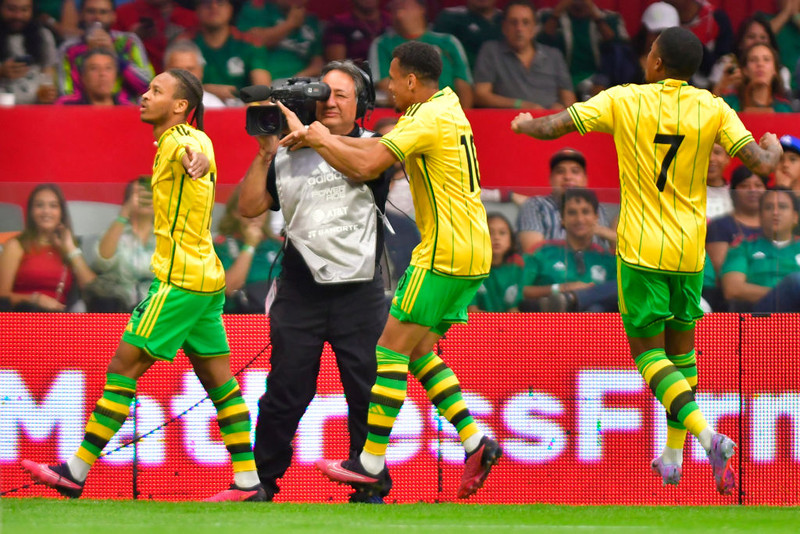 Bobby Reid fagnar hér með Leon Bailey og Ravel Morrison