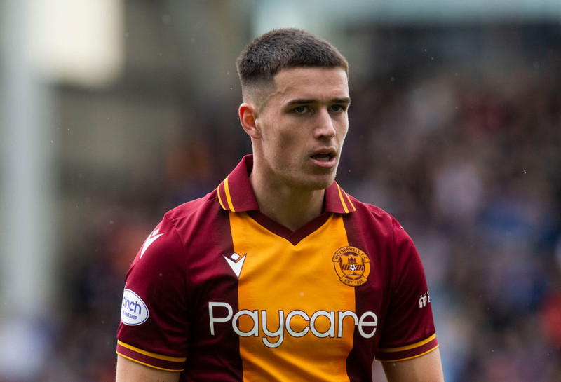 Nítján ára bakvörður Motherwell eftirsóttur
