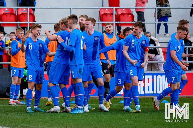 Sigurmarkinu fagnað gegn Englandi í milliriðlinum.