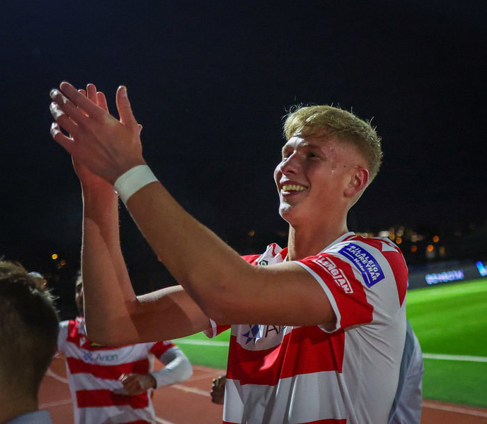 'HK bauð mér bara á æfingar fyrst. Ég fór á þrjár æfingar og svo fóru þeir í frí. Ég var svo að æfa með þeim í tvo mánuði áður en mér var boðinn samningur'