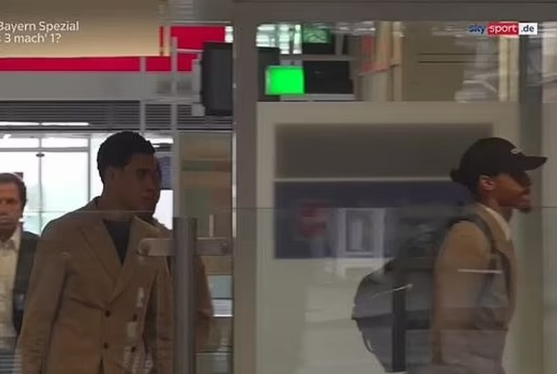 Sane (lengst til hægri) strax eftir lendinguna í München.