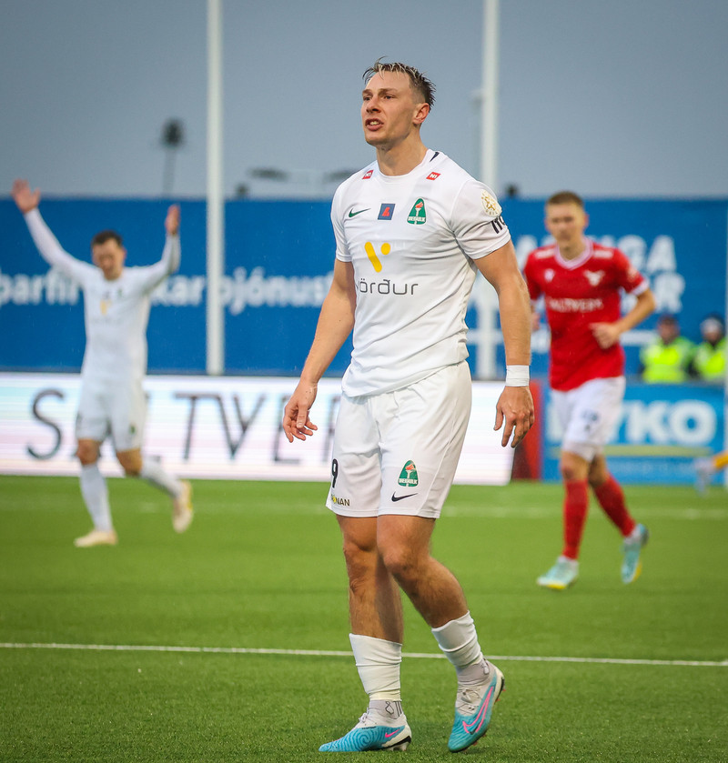 Patrik Johannesen með slitið krossband