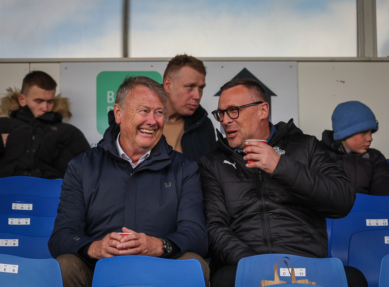 Jörundur við hlið nýja landsliðsþjálfarans Åge Hareide með einn rjúkandi kaffibolla á Samsungvellinum.