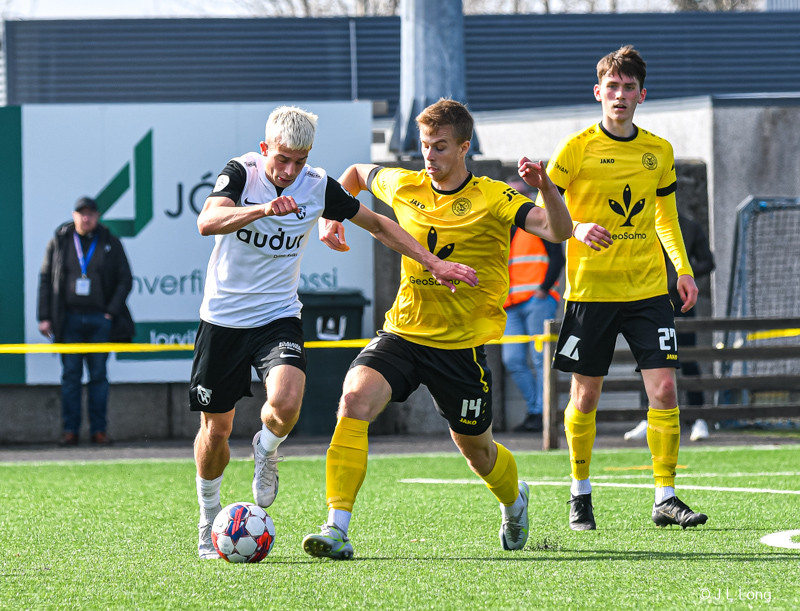 Atli í baráttunni við Kjartan Kára í bikarleik.