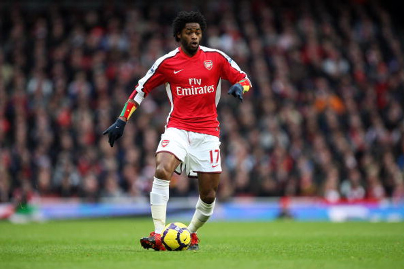 Alex Song fór sama ár sumar og Van Persie.