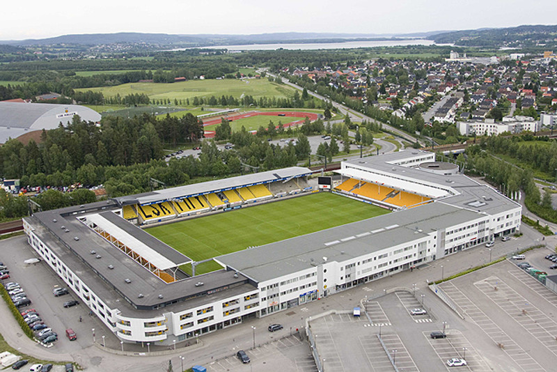 <b>Åråsen Stadion, heimavöllur Lilleström (Noregur)</b> - Leikvangur sem tekur 11.500 áhorfendur og er rétt fyrir utan Osló. Norðmenn leggja væntanlega glaðir fram hjálparhönd og Rúnar Kristinsson yrði auðvitað heiðursgestur ef við spilum þarna. Völlurinn er með hitunarkerfi, eitthvað sem sárvantar á Laugardalsvöll.