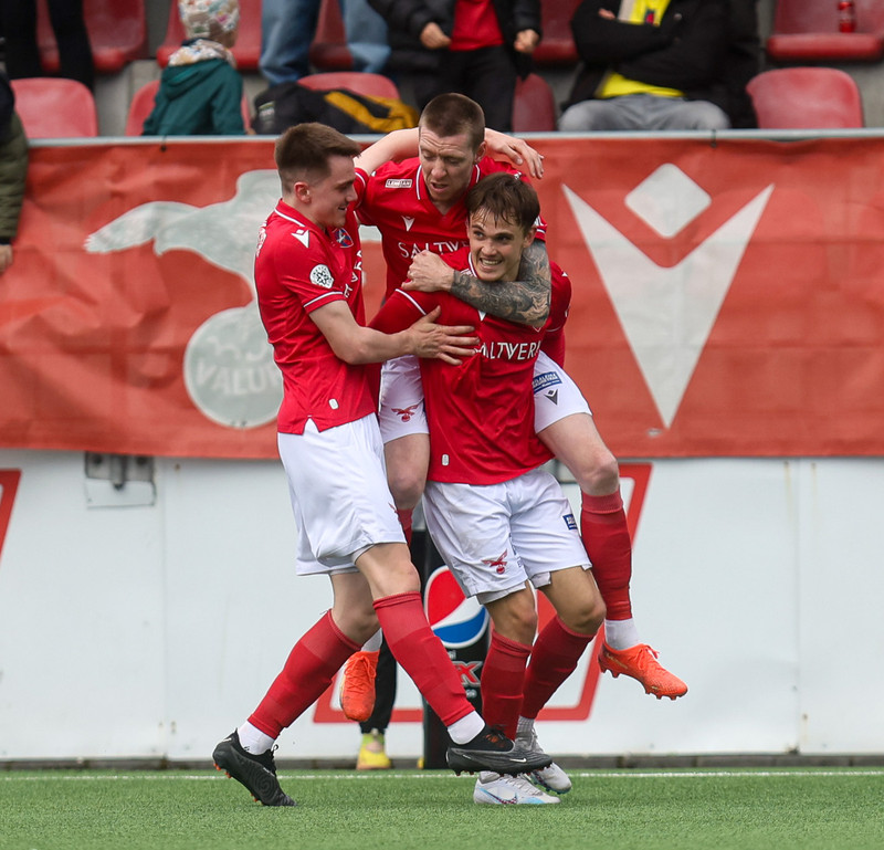 <b>Sterkastur í 6. umferð</b> - 38 ára með áætlunarferðir