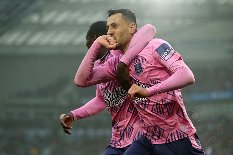 Dwight McNeil skoraði annað mark Everton í 200. leik sínum í deildinni
