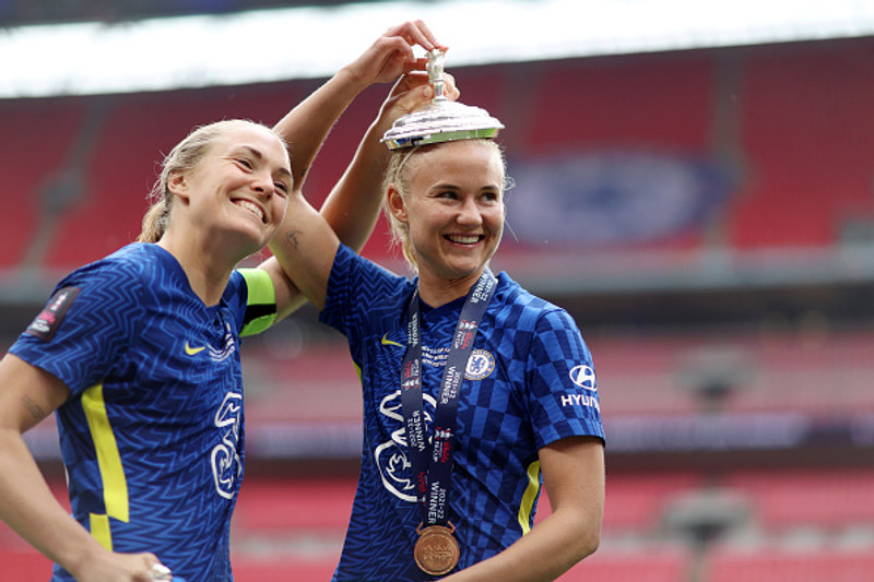Magdalena Eriksson og Pernille Harder.