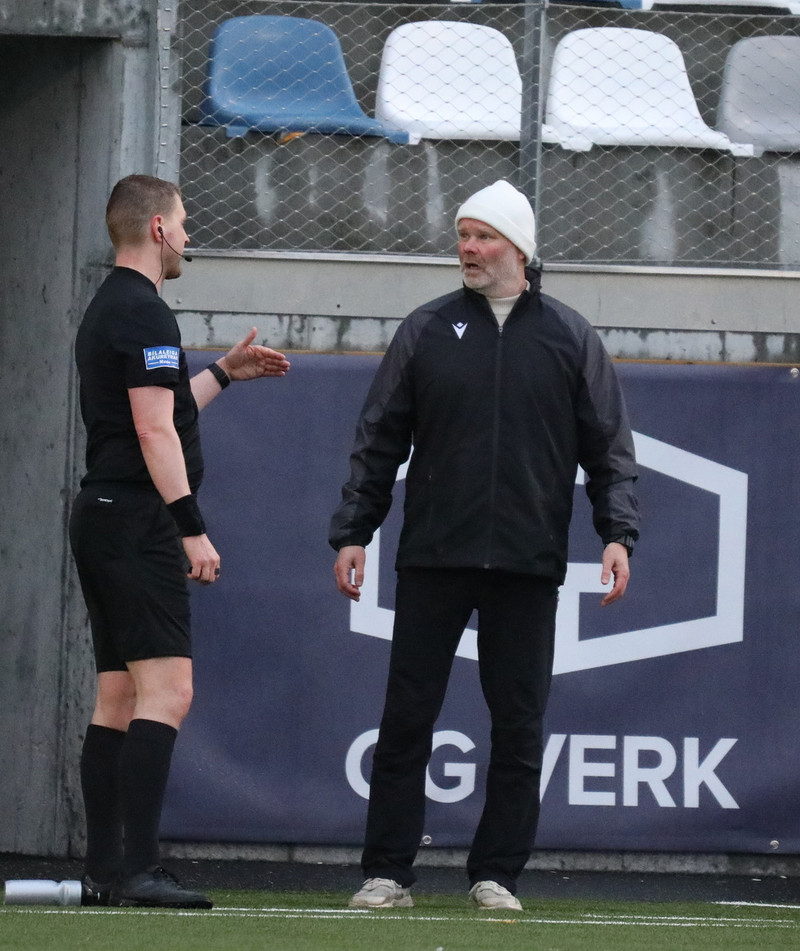 Þorlákur Árnason, þjálfari Þórs, ræðir við Elías Inga.